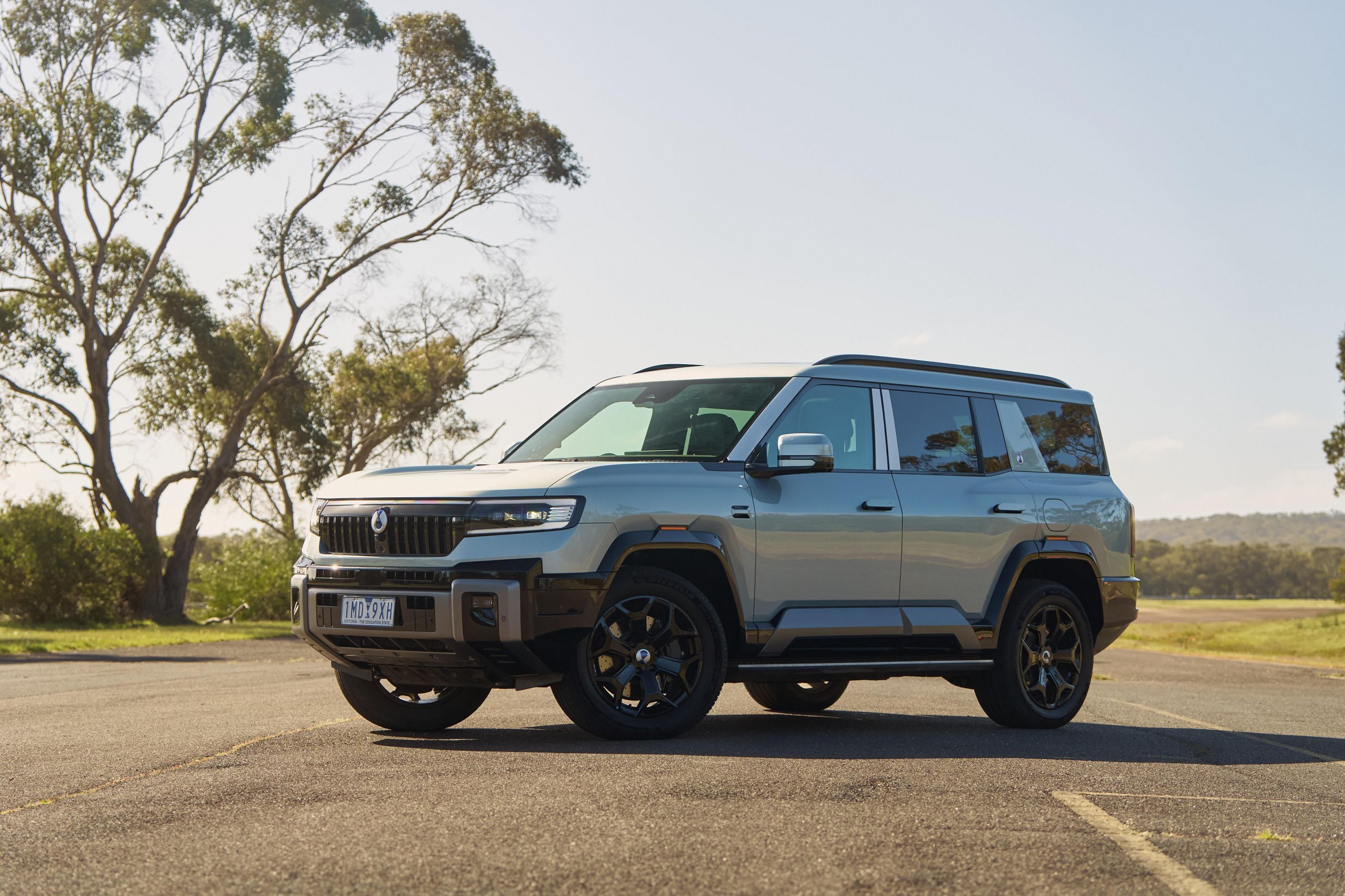 Denza B8 exterior - Front Right Angled