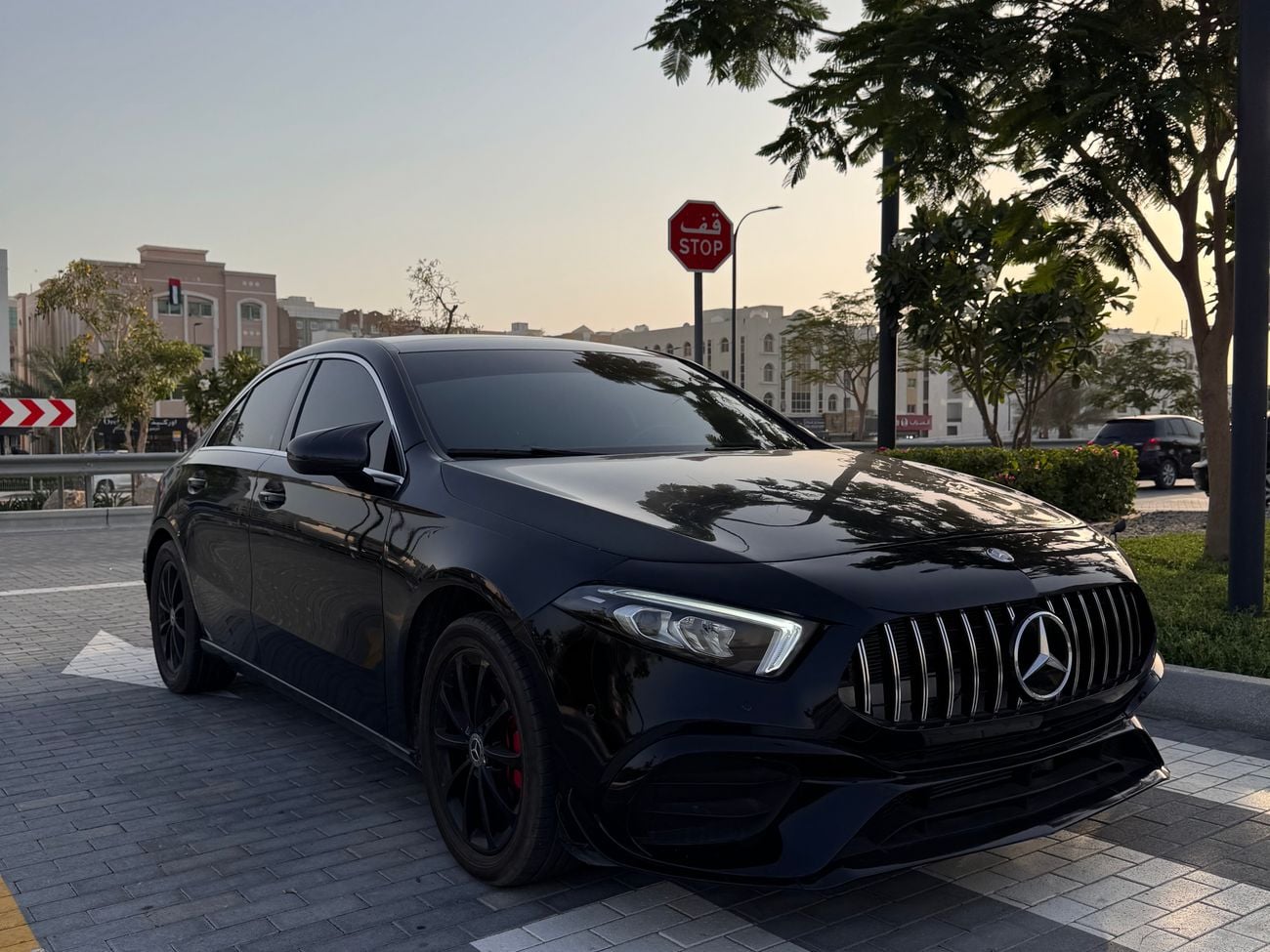 مرسيدس بنز A 220 188-hp turbocharged 2.0-liter 4-cylinder