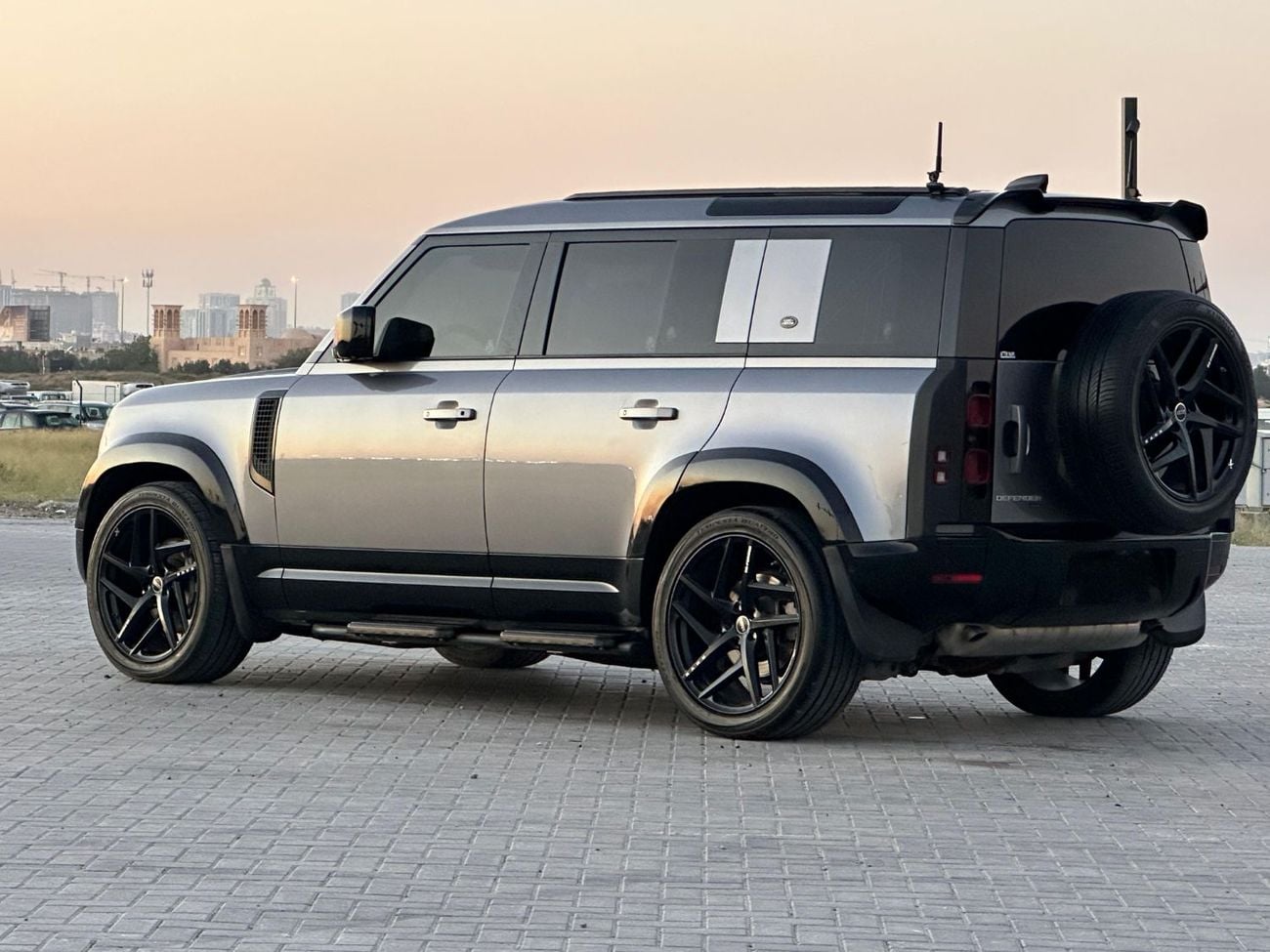 لاند روفر ديفندر 110 HSE P400 3.0L