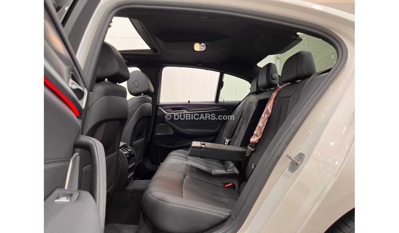 بي أم دبليو 520i M سبورت جوي كومفورت 2022 BMW 520i M-Sport, 5 Years BMW Warranty + Service Pack, Full BMW Service His