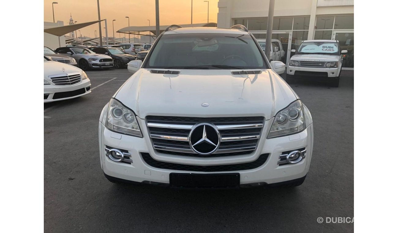 مرسيدس بنز GL 500 موديل 2009 خليجي السياره حاله نظيفه جدا من الداخل والخارج فل مواصفات بانوراما وجلد وكاميرا خلفيه وشا