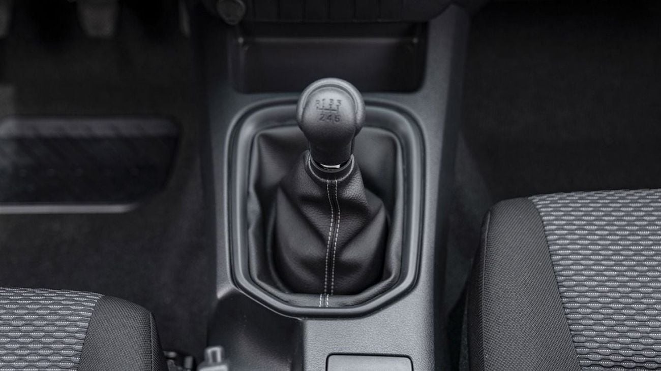 تويوتا هيلوكس Toyota Hilux 2.4 Manual Mid Option 2024