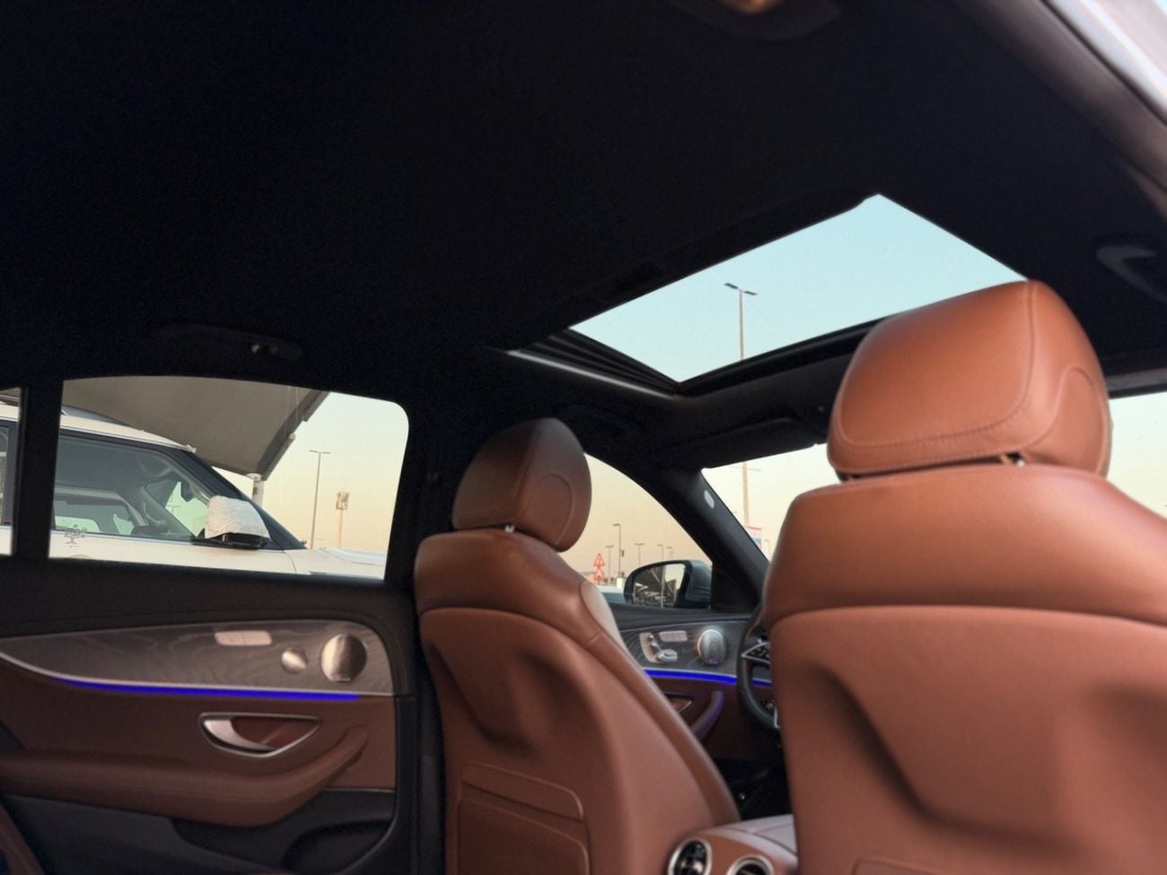 Mercedes-Benz E 350 Mercedes-Benz E350 / 2022 / Korean / 22,000KM / 2 Keys