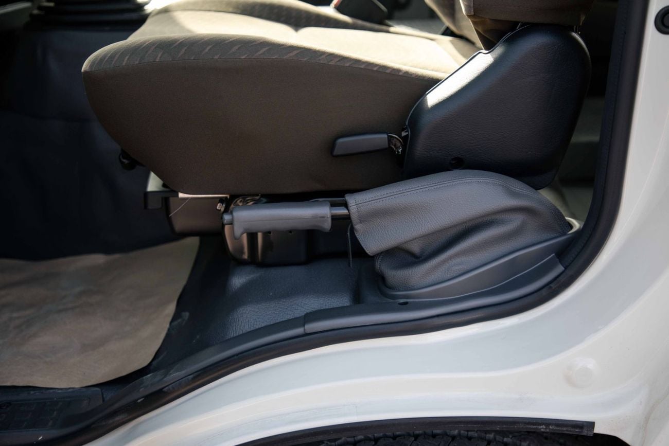تويوتا كوستر 30 Seater 4.0L - White Inside Grey | Export Only