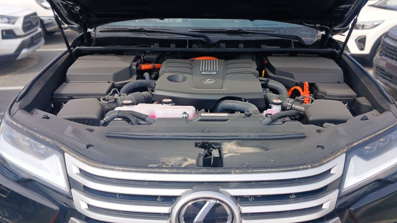 لكزس LX 700h Signature