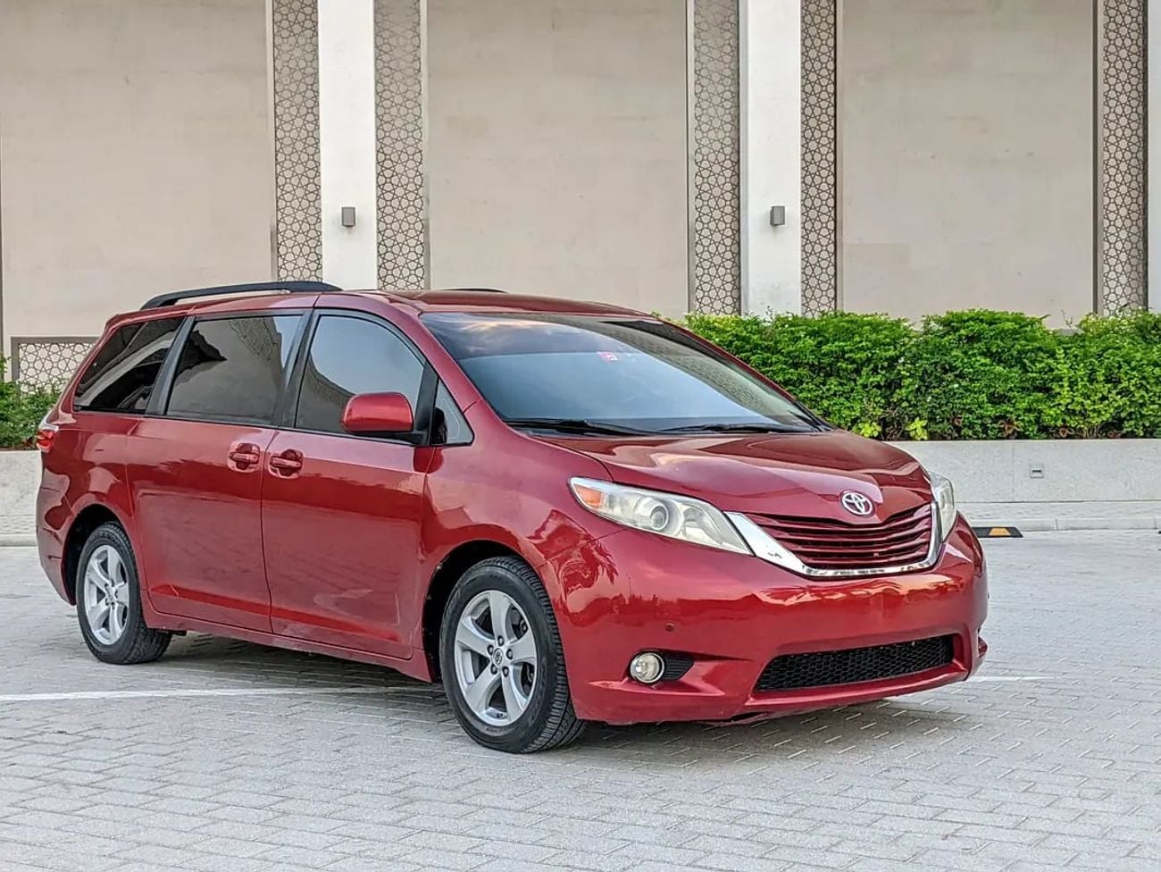 Toyota Sienna LE (NON GCC) Mid Option With Navigation In Perfect Condition 7 Seater Flawless Family Van