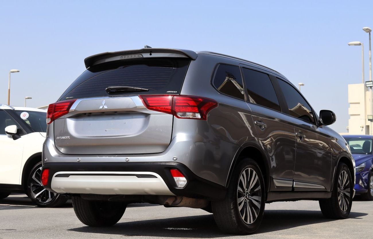 Mitsubishi Outlander GLX HIGHLINE LEATHER ACCIDENTS FREE - GCC - 7STR - 4 WD - PERFECT CONDITION INSIDE OUT