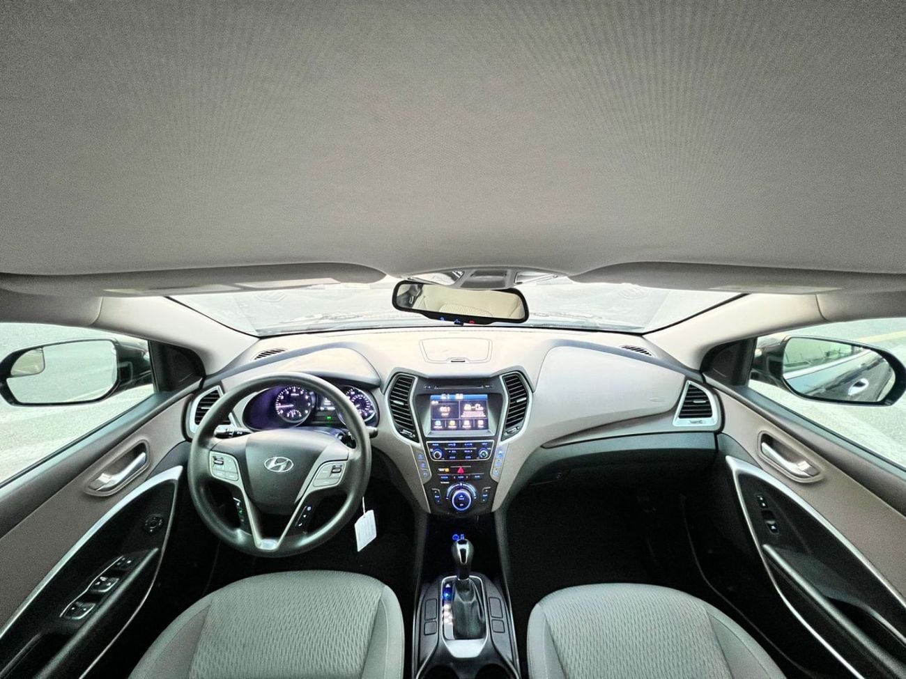 Hyundai Santa Fe STD (NON GCC) 2019 Hyundai Santa Fe - 3.3L V6 - Apple & Android Play - 7 Seater - 42000 Mileage - 41999 AED