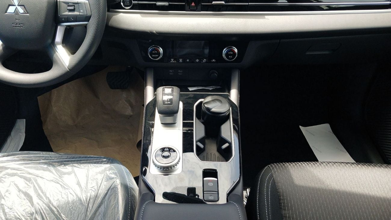 ميتسوبيشي آوتلاندر M Line 2.5L Petrol FWD 2026YM