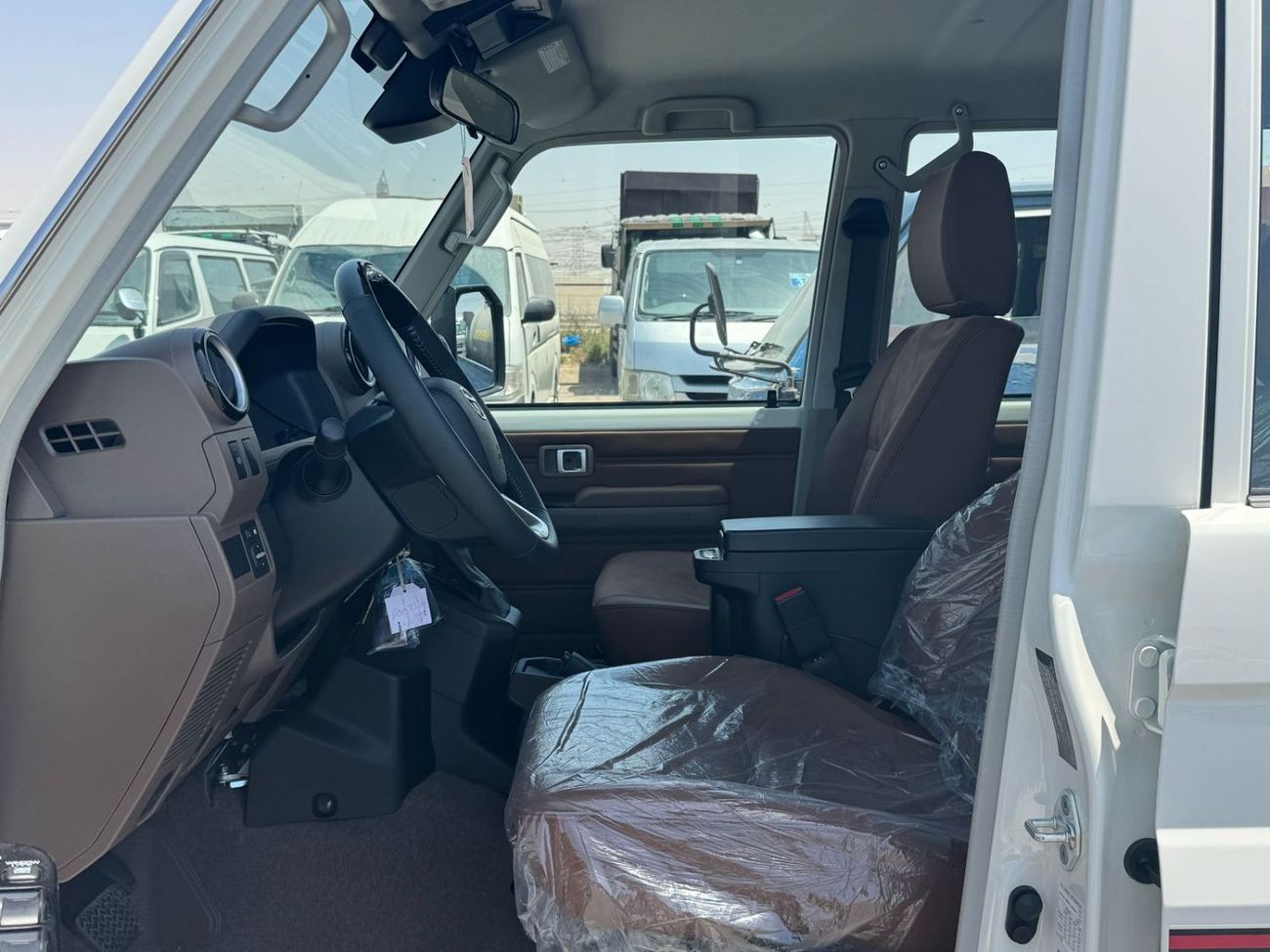 تويوتا لاند كروزر 70 2025 TOYOTA LAND CRUISER LC76 HARD TOP, 4L, PETROL, A/T, 4WD, WHITE/BEIGE