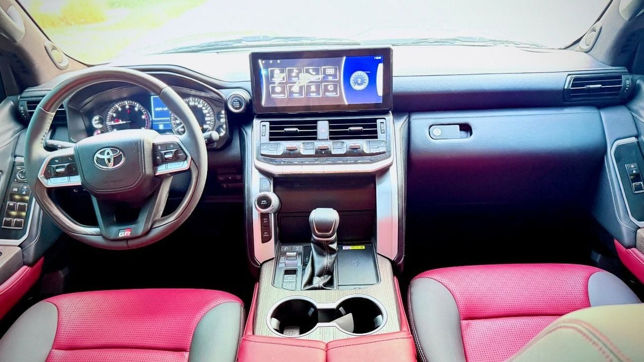 تويوتا لاند كروزر 2018 Model Facelift to 2025 LC300 Exterior and Interior Both Full Option V6 Engine