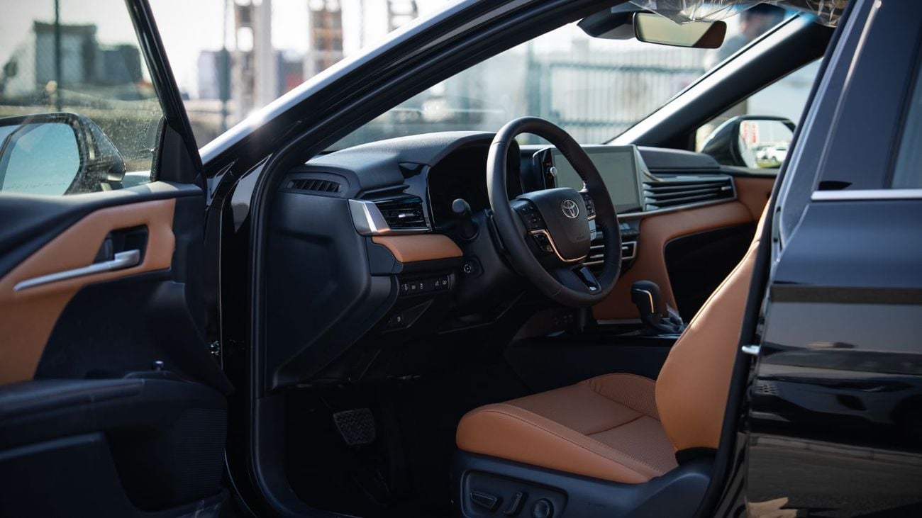 تويوتا كامري GLE 2.5L - Black Inside Yellow Brown
