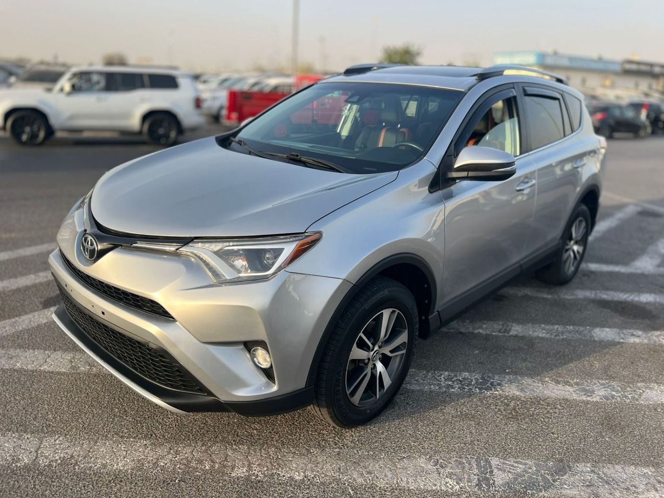 Toyota RAV4 2017 Toyota Rav4 XLE 2.5L V4 Mid Option - 4x4 AWD - Sunroof - Leather Seats -