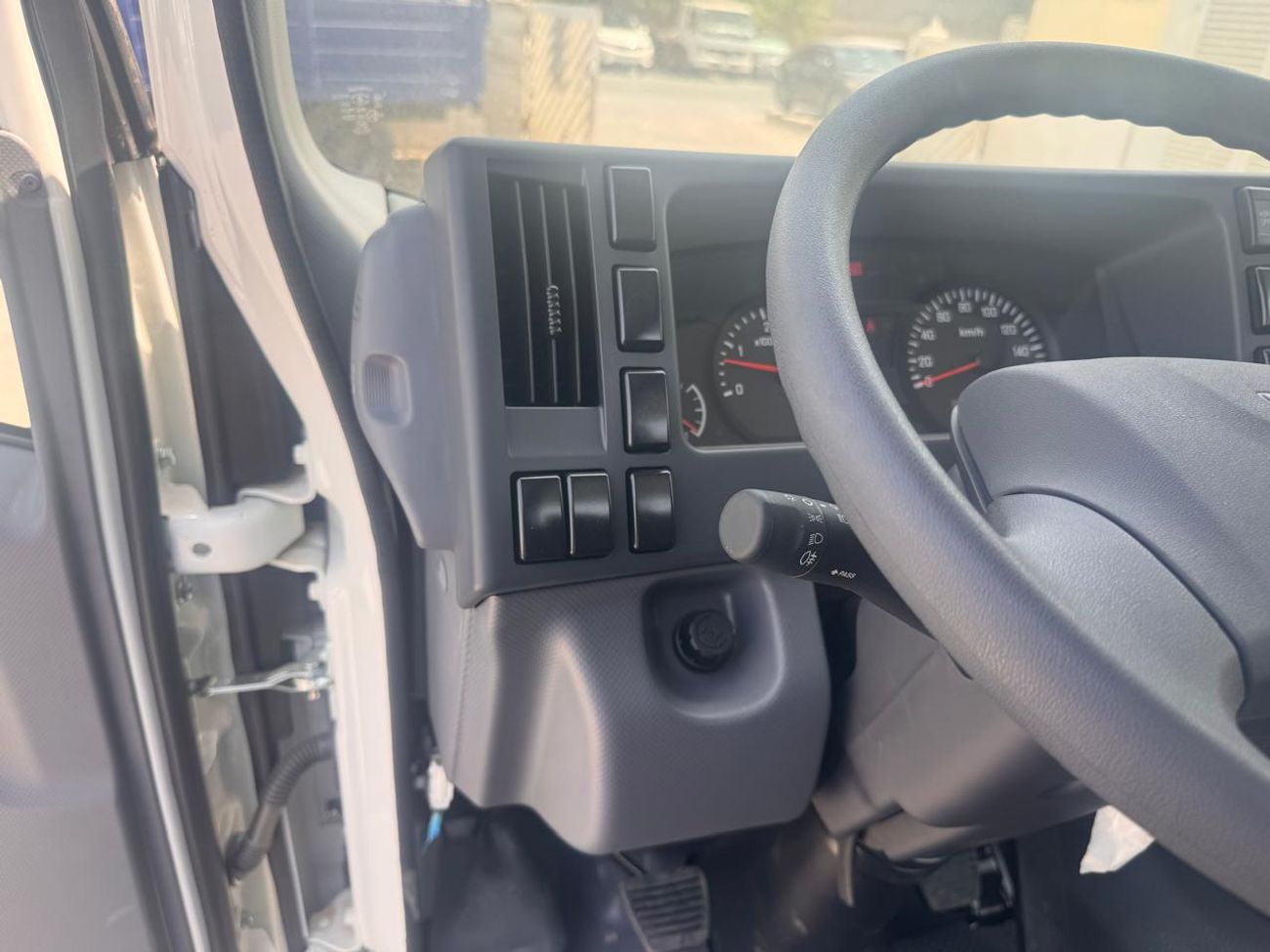 إيسوزو فوروارد Isuzu / N-Series NMR85 E22 Cab Chassis Truck 4x2 Short Wheel Base