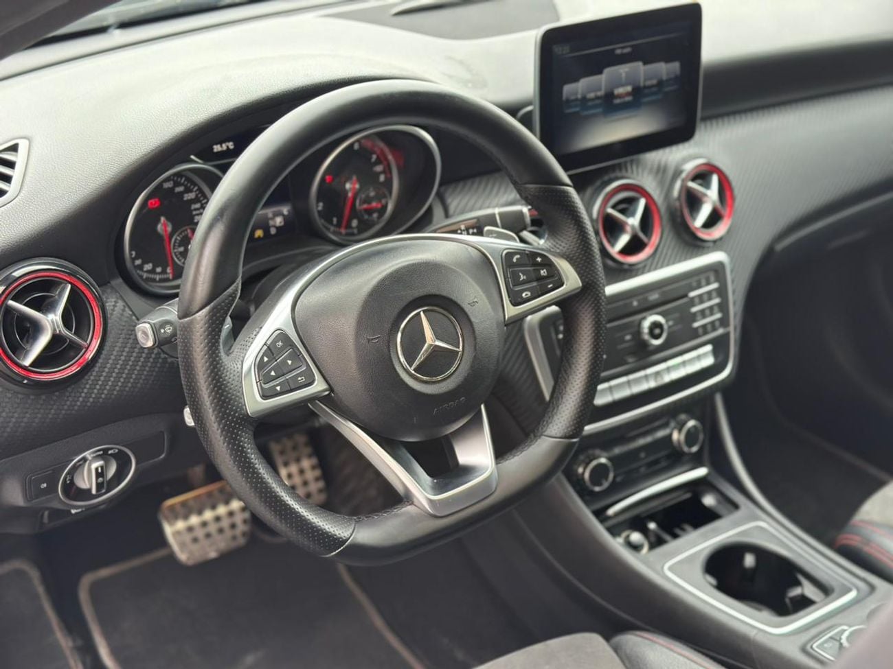 مرسيدس بنز A 250 MERCEDES-BENZ A250 | GCC | 2017 | FULL SERVICE HISTORY (GARGASH)