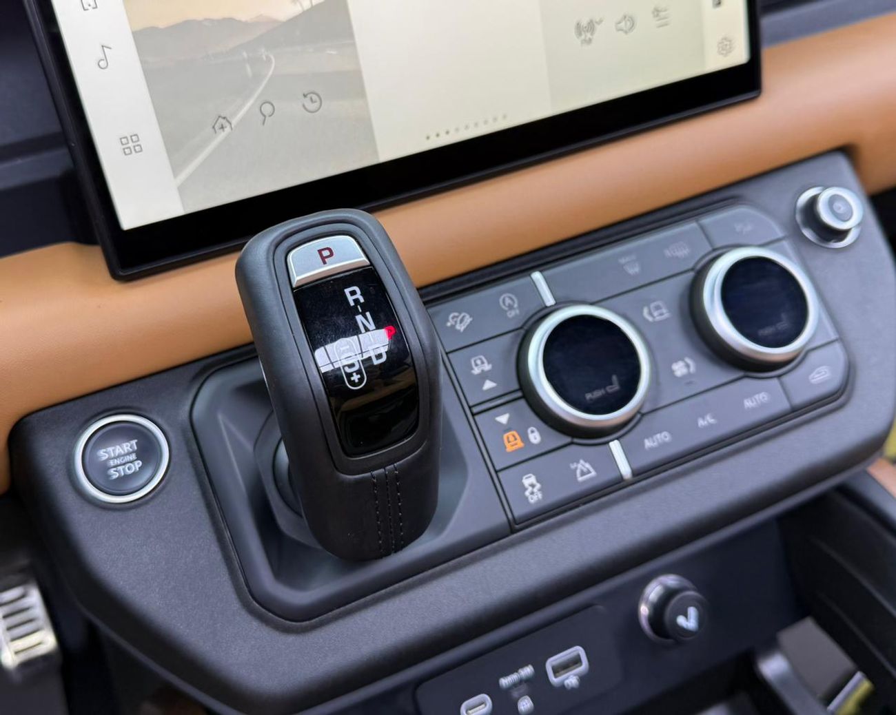 Land Rover Defender 2024 Land Rover Defender X Dynamic 110 P400, 2029 LR Warranty + Service Pack, Low Km, GCC