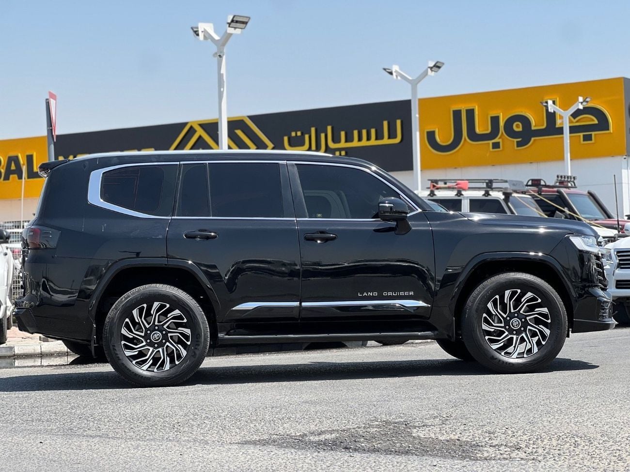 Toyota Land Cruiser GXR TOYOTA: Land Cruiser TWIN TURBO ENGINE : 3.5L 6 cylinder PETROL MODEL : 2023 COLLAR : BLACK INTERIOR