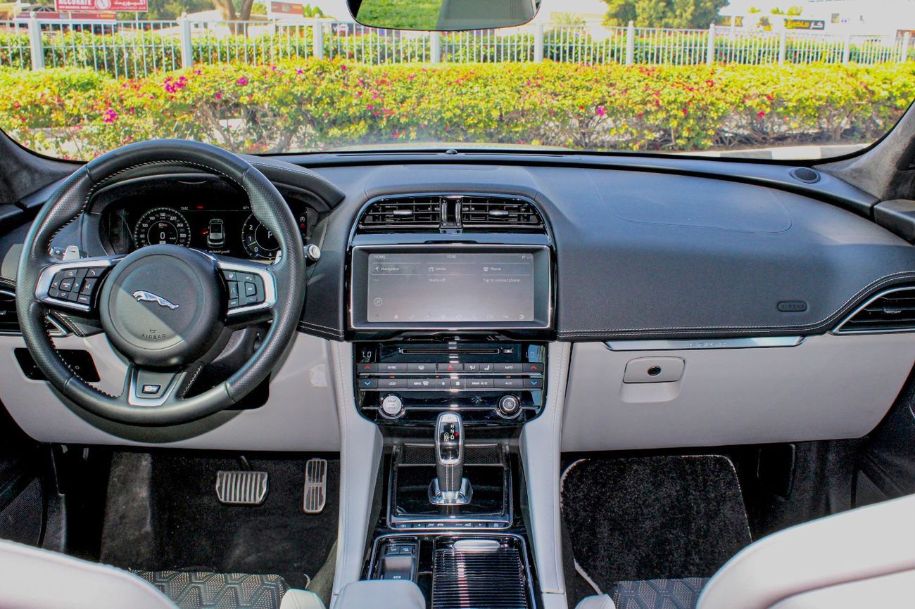 Jaguar F Pace SVR 5.0L 2019 Jaguar F-Pace SVR / Law Mileage (55,000 Km) / Candian Specs