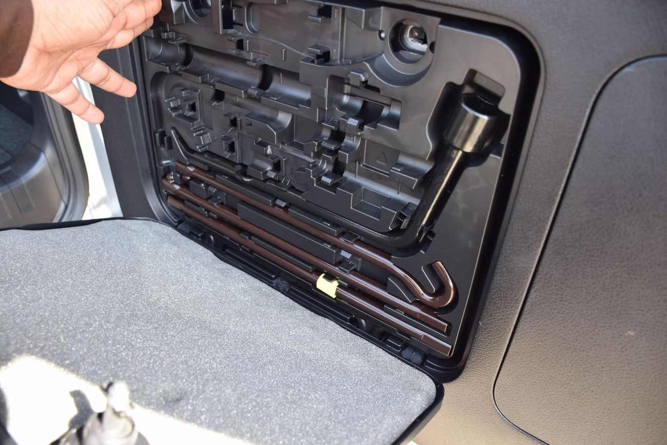 تويوتا برادو Diesel 2.8L 7 Seater. Service History Available