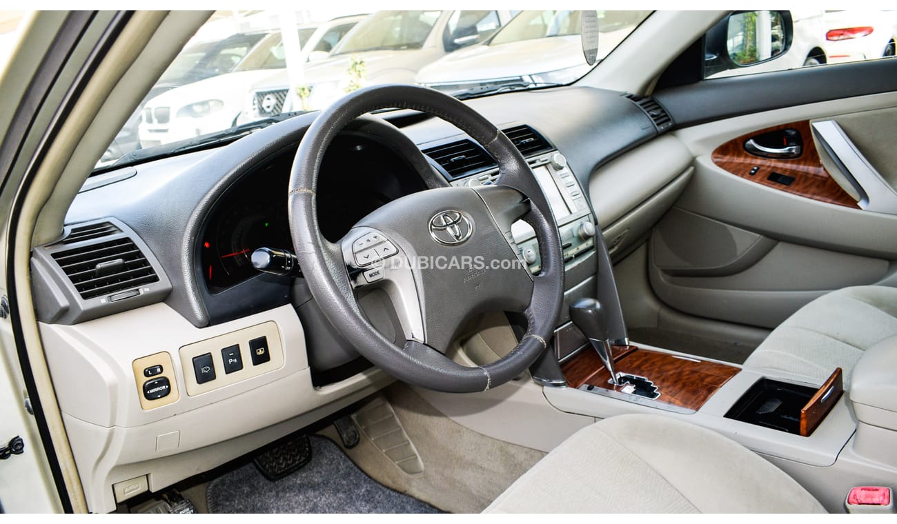 تويوتا أوريون خليجى- بدون حوادث- رقم واحد - بصمة - فتحة - شاشة - كاميرا - مثبت سرعة - رنجات - حساسات -خشب -جناح