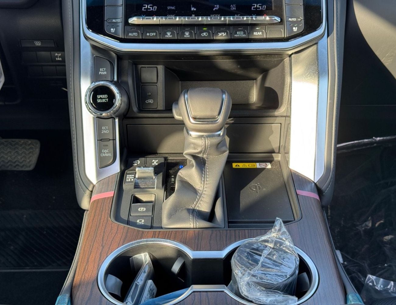 Toyota Land Cruiser GXR || 4.0L PETROL V6 | SUNROOF | LEATHER WITH PWR SEATS | COOL BOX (CODE # GXR4M2)