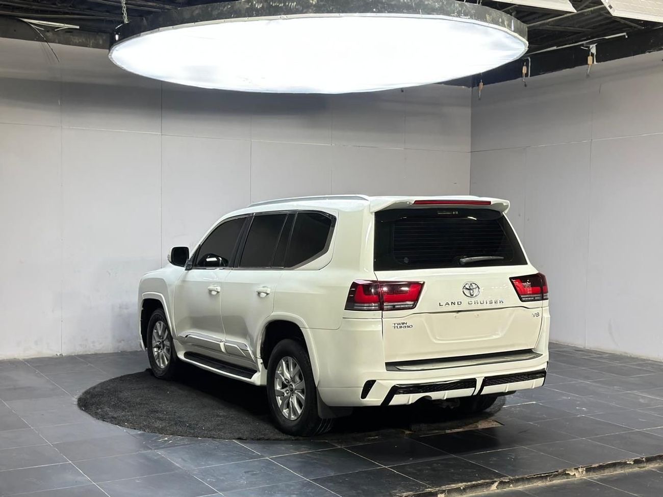 Toyota Land Cruiser VXR 5.7L 4WD