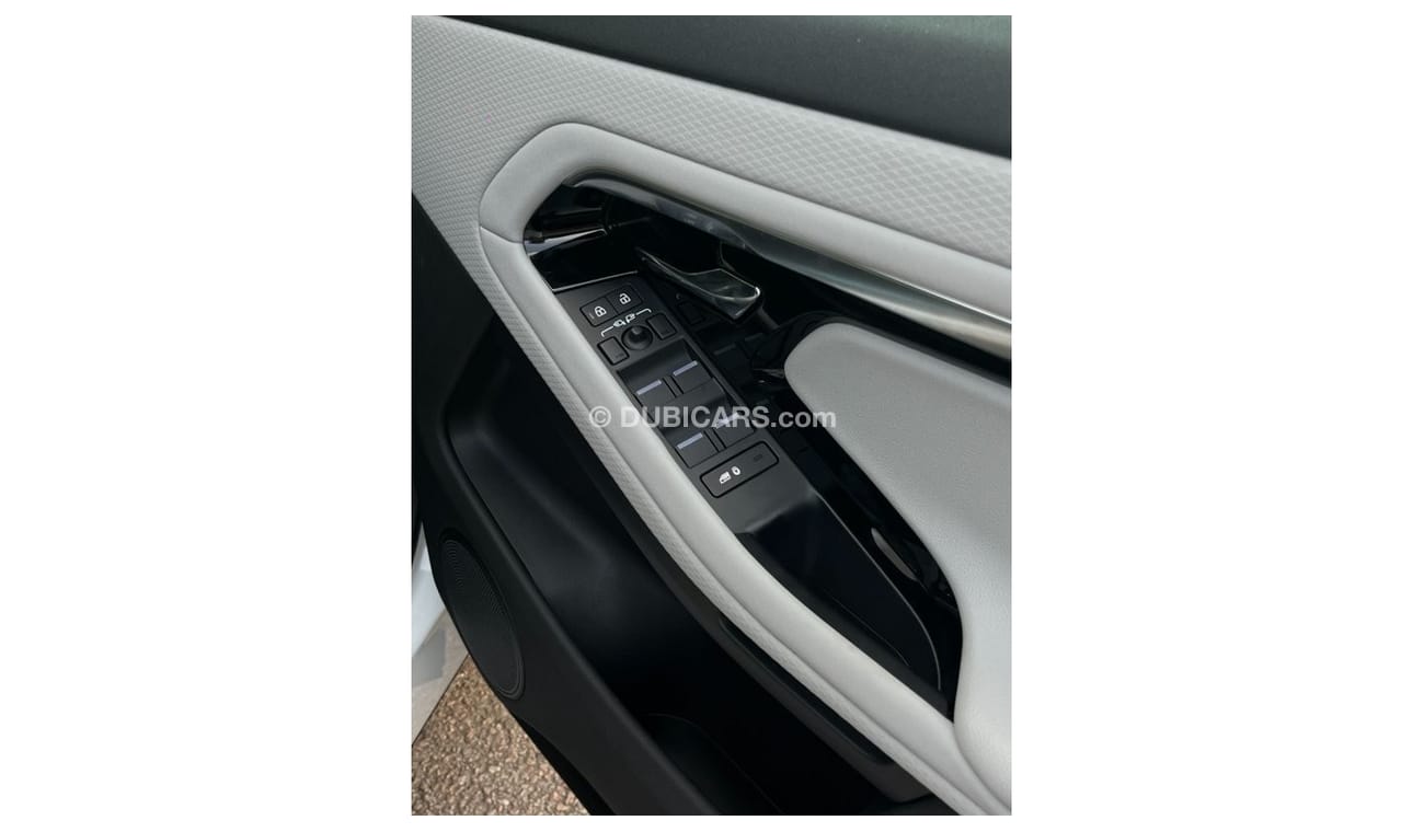 لاند روفر رانج روفر إيفوك NEW P300e R-Dynamic Right Hand Drive