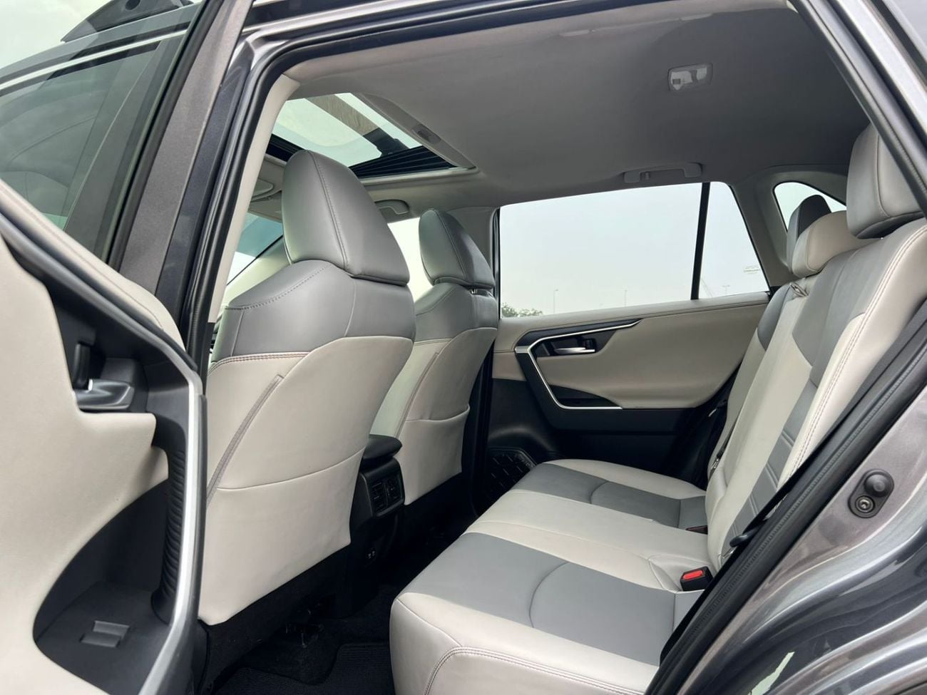 Toyota RAV4 XLE 2020 Toyota Rav4 2.5L V4 - Rear Camera & Sensor - Leather Seats