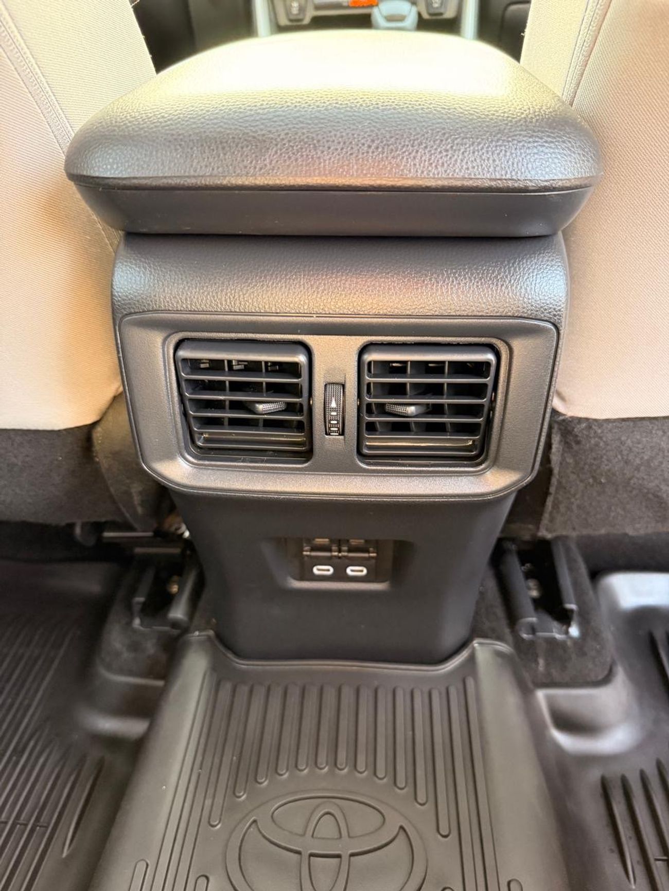 تويوتا راف ٤ XLE 2.5 L | sunroof, push start low mileage full option