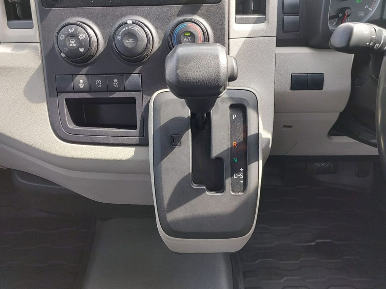 Toyota Hiace TOYOTA HIACE COMMUTER VAN RHD 2019 MODEL 2.8L DIESEL AUTOMATIC(PM01596)
