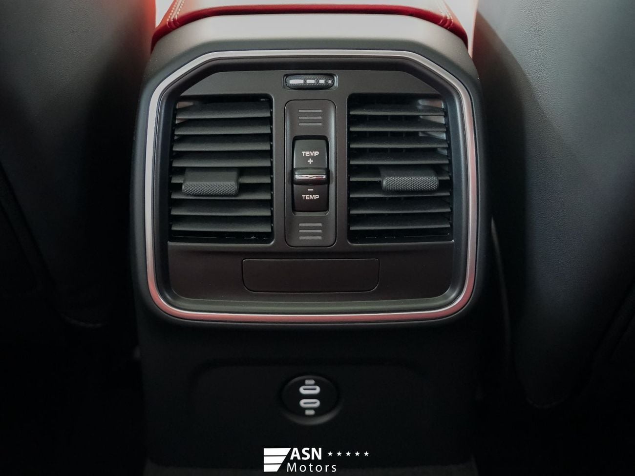 بورش ماكان PURSUING DREAMS EDITION (NON GCC) 2025 2.0 Turbo (Clearance Price)