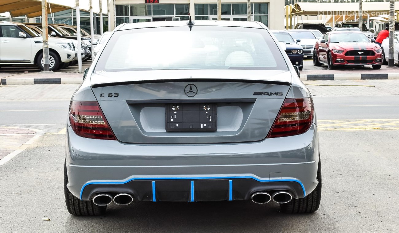 مرسيدس بنز C 63 AMG السيارة بدون حوداث او صباغ مع وجود شهادة  ‏كلين تايتنك