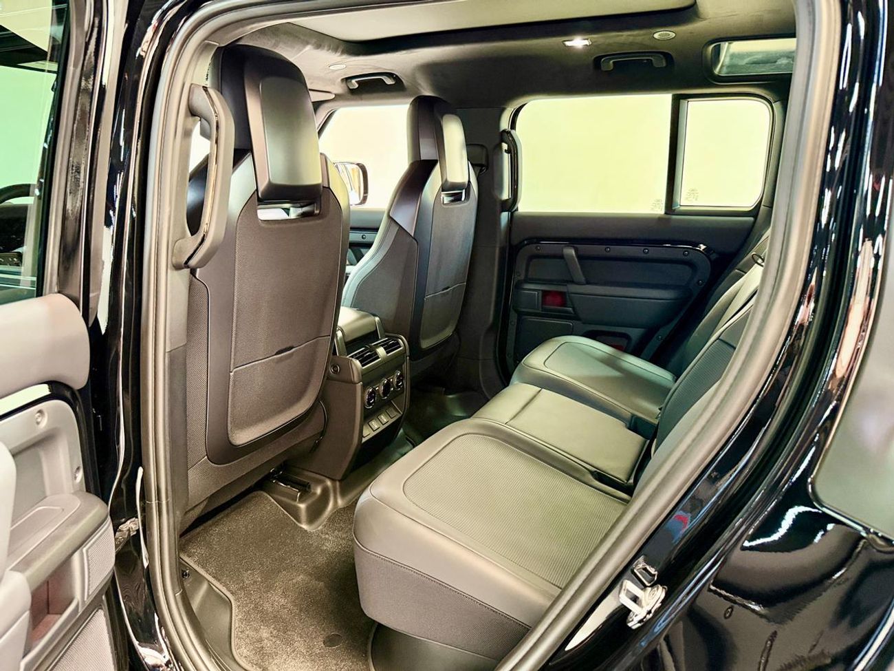 لاند روفر ديفندر 110 P635 OCTA V8 2026