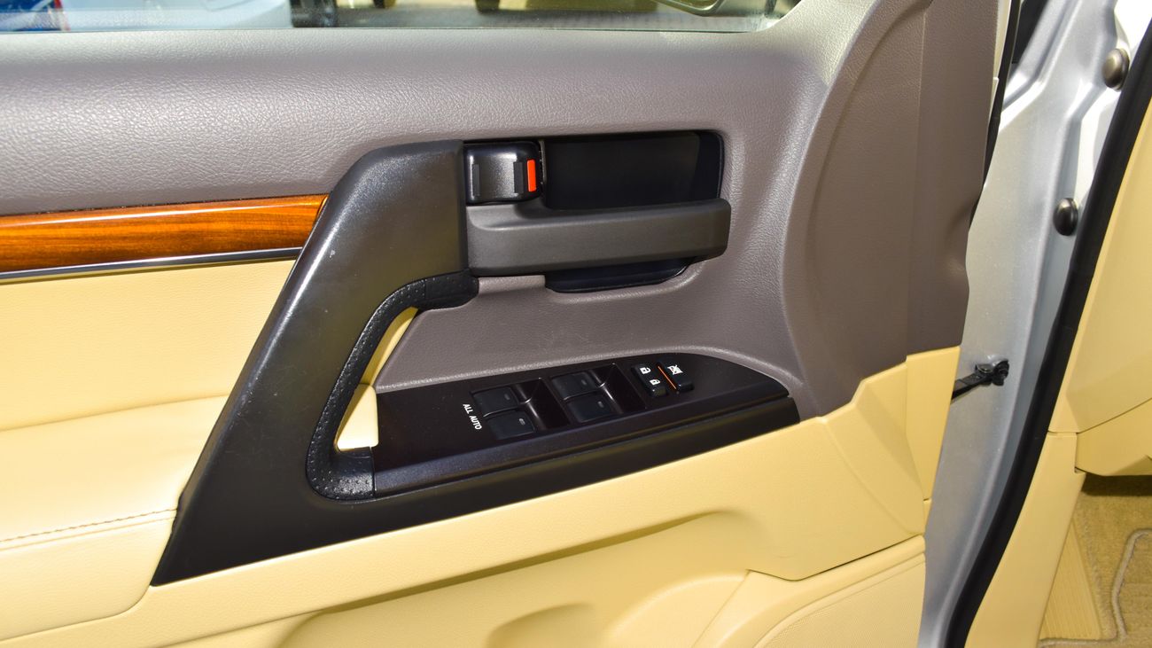 Toyota Land Cruiser GXR V8