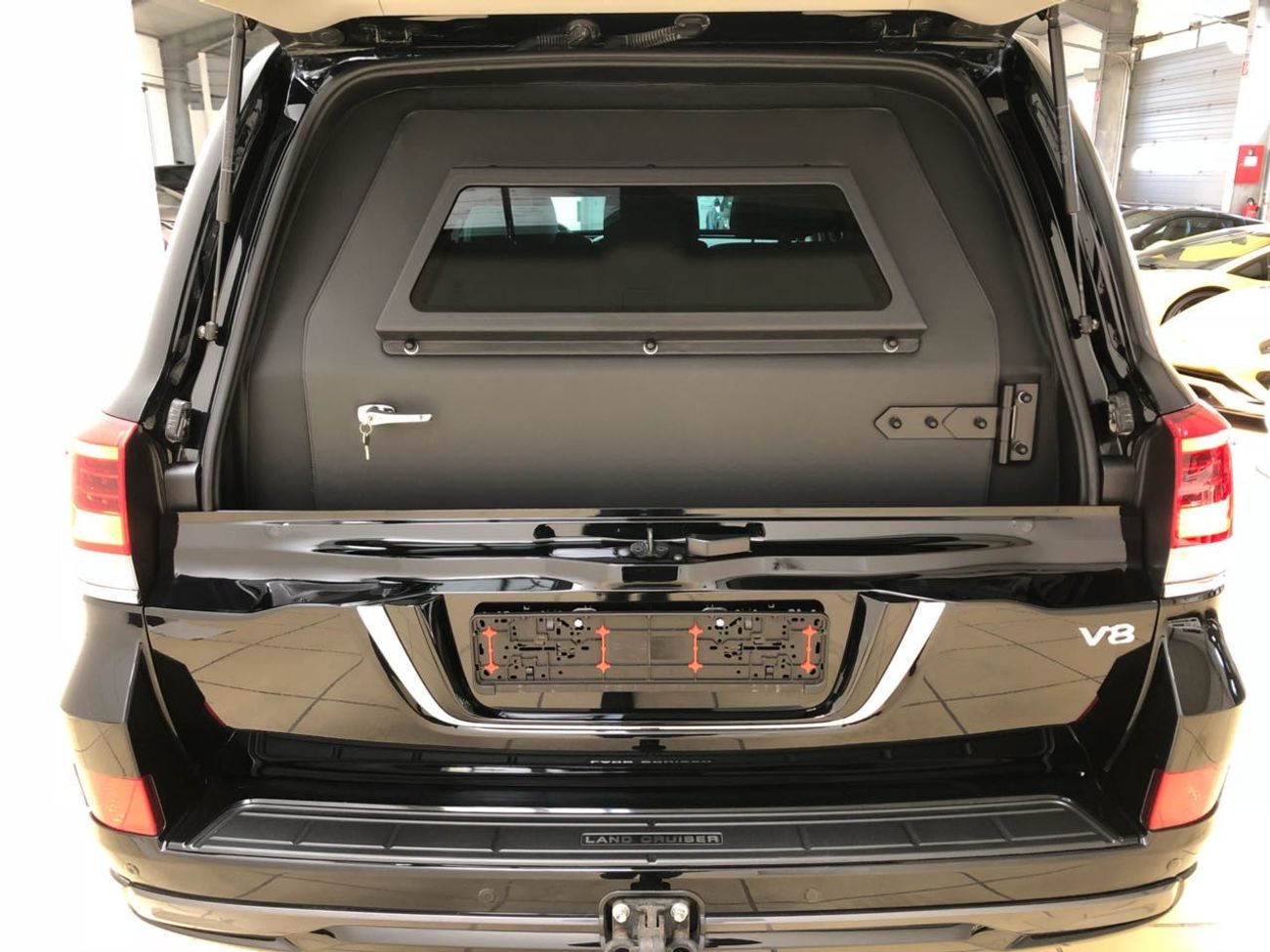 Toyota Land Cruiser 200 4.6 Petrol, 8 Seats, ARMORED B6