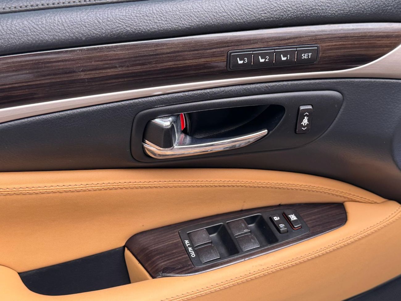 Lexus LS460 V8 4.6L / TRIPLE XENON LIGHTS / COOLING AND HEATING SEATS / SOFT CLOSE DOORS / IN PERFECT CONDITION