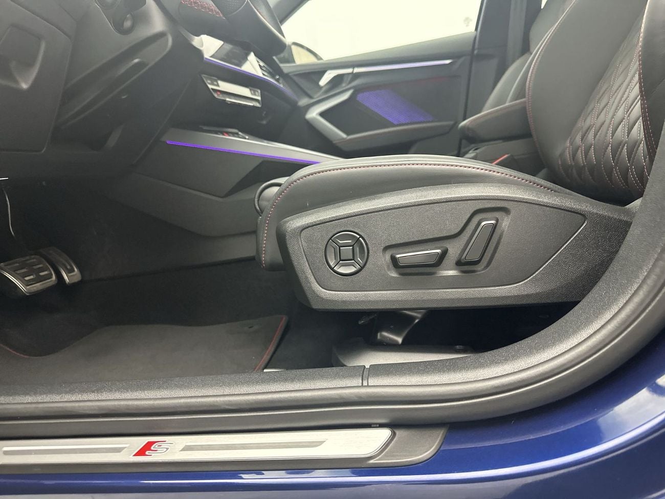 Audi S3 TFSI quattro 2.0L Sedan Sedan TFSI 333hp (Ref# 79092)