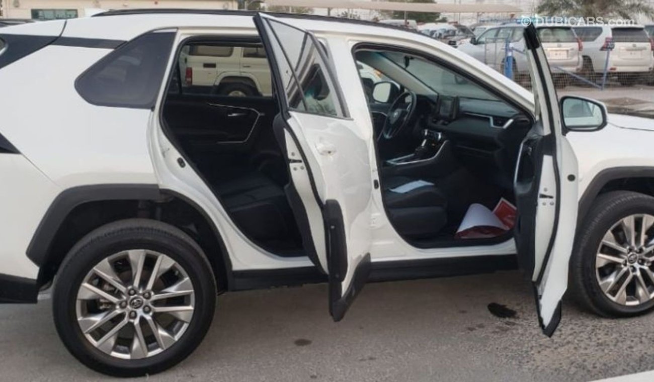 Toyota RAV4 2019 XLE with Sunroof and Leather Seats