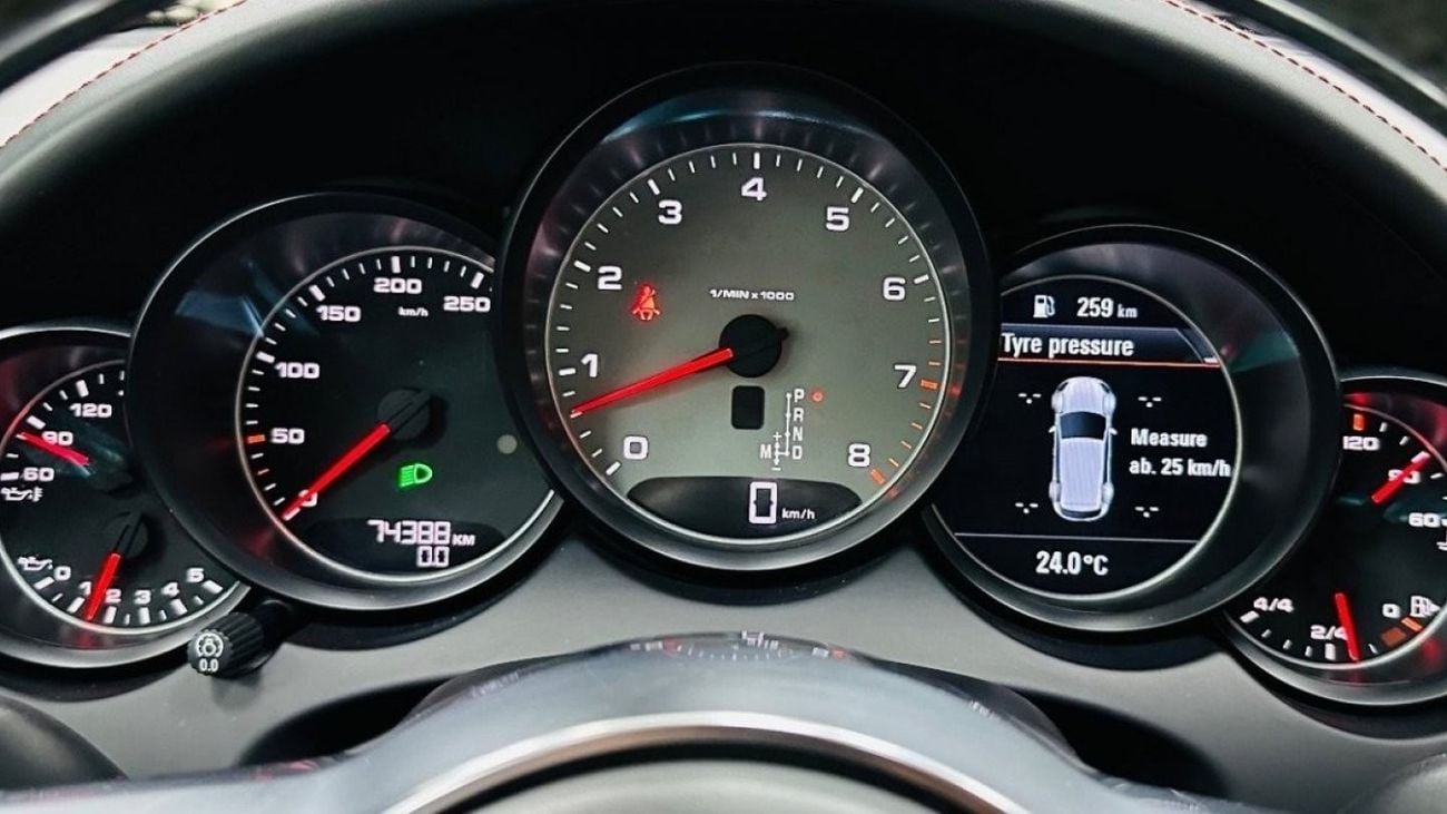 Porsche Cayenne GCC .. FSH .. Warranty … Original Paint .. Top Range