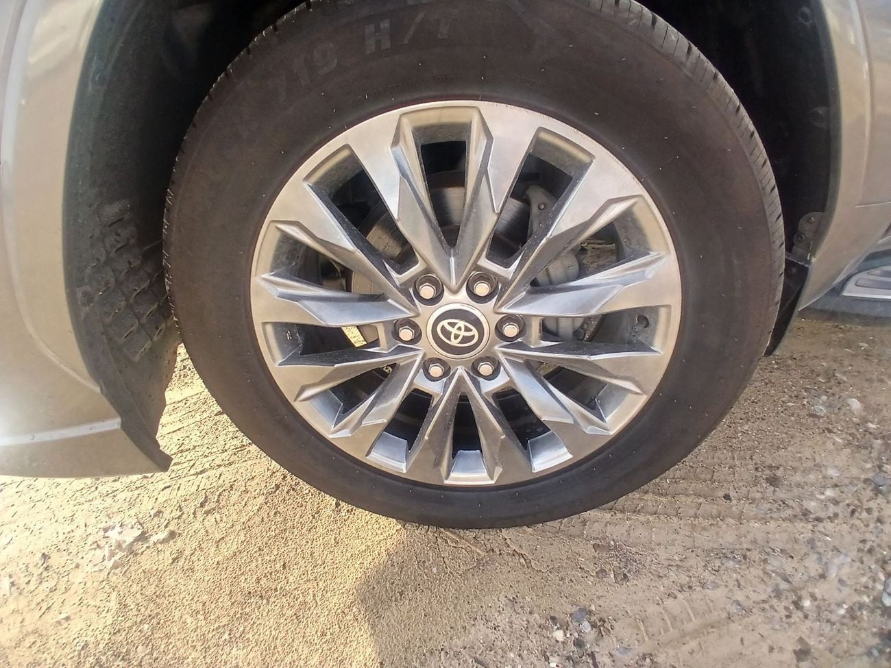 تويوتا لاند كروزر Toyota landcruise 2022MODEL 4.0L petrol Engine v6 Colour Brown push start Sunroof Transmission Autom