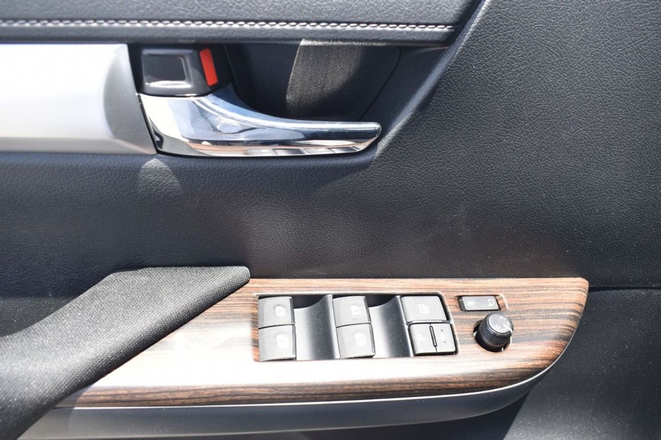 Toyota Hilux TOYOTA HILUX SR5 2.7L MT 2025 FULL OPTION