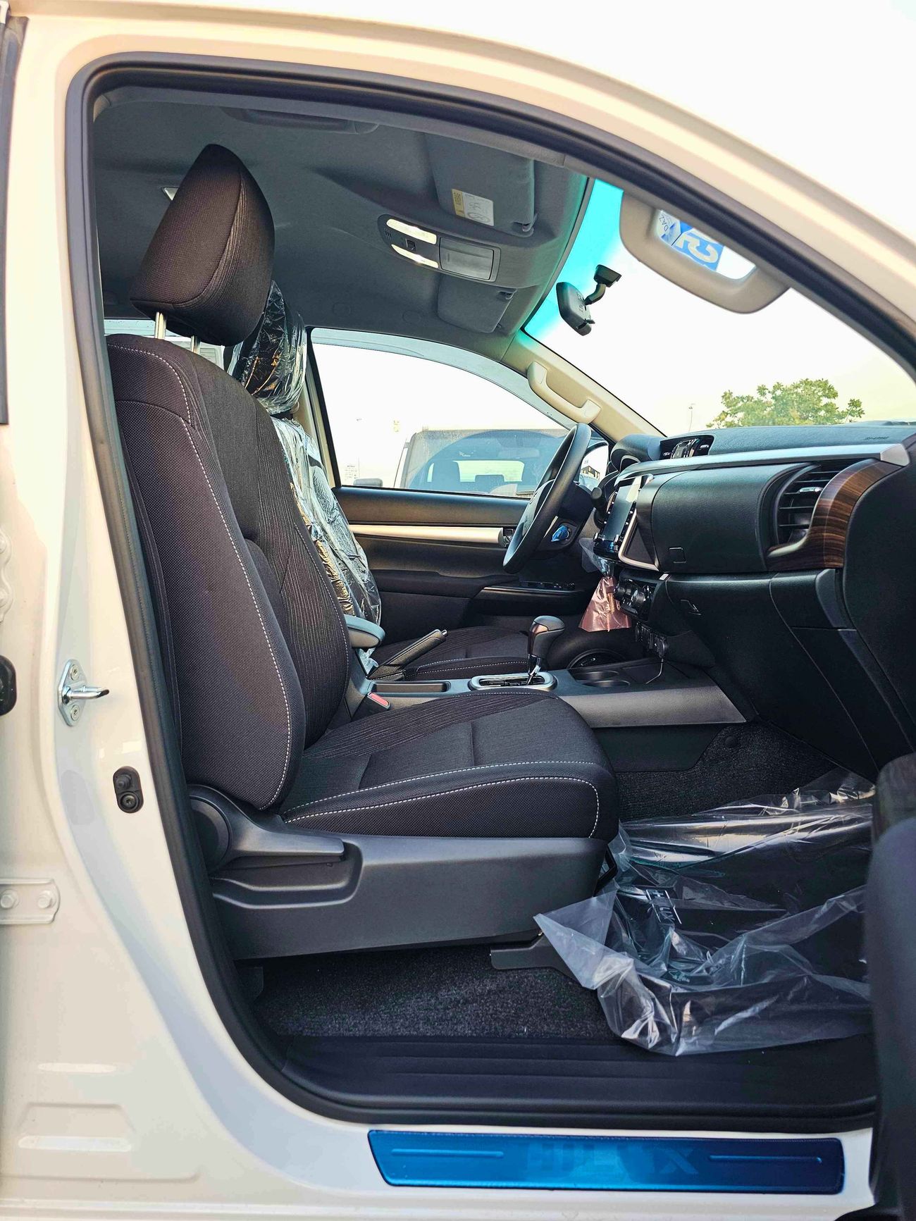 Toyota Hilux SR5 FULL OPTION / A/T / 2.4L V4 DIESEL / DVD + CAMERA / WOOD TRIM (CODE # HDAF)