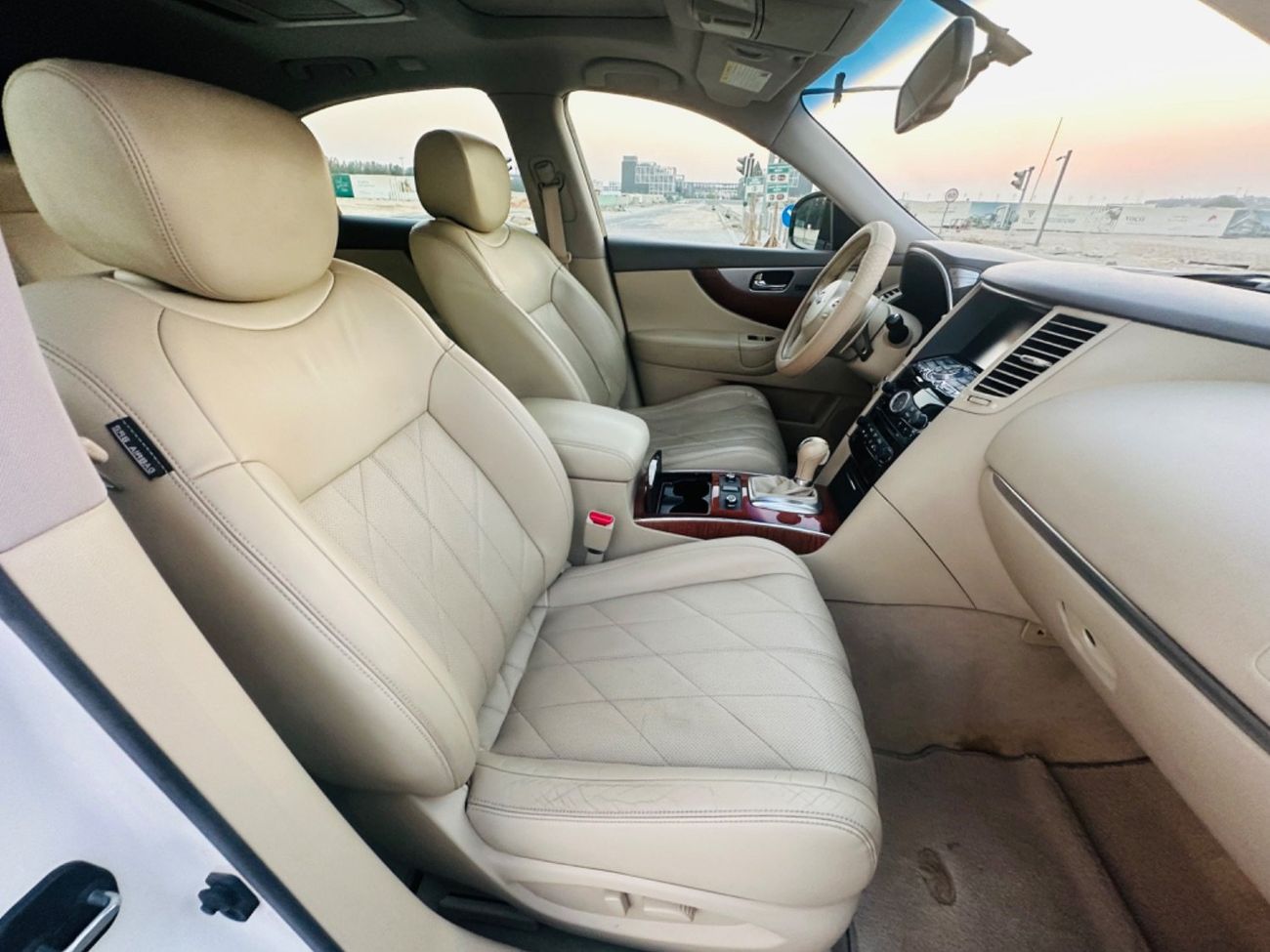 Infiniti QX70 MODEL 2017 GCC CAR PERFECT CONDITION INSIDE AND OUT SIDE FULL OPTION SUN ROOF LEATHER SEATS 5 camera