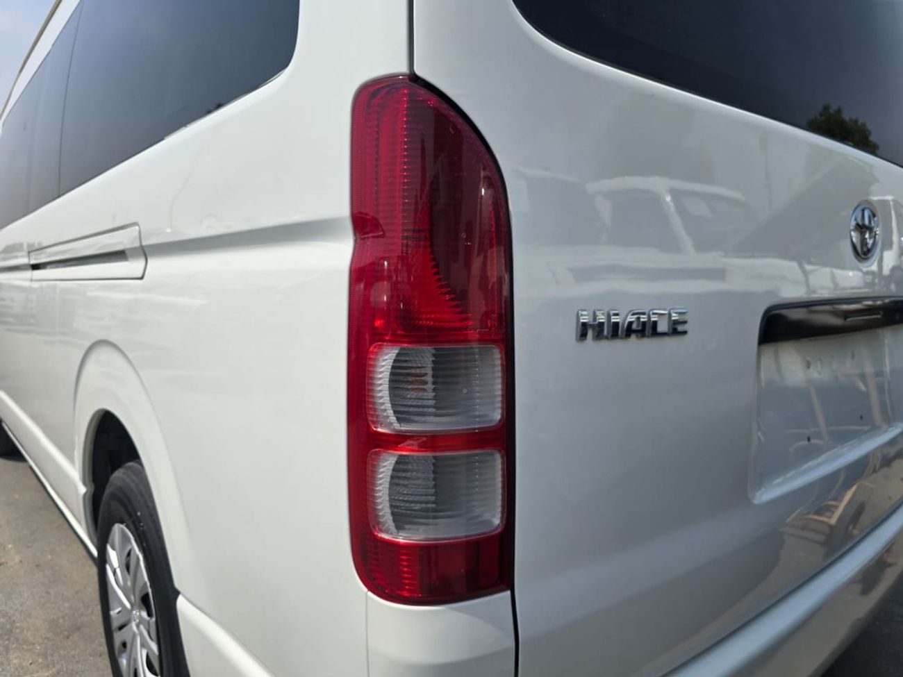 Toyota Hiace TOYOTA HIACE COMMUTER VAN RHD 2005 MODEL 2.5 L DIESEL AUTOMATIC(PM10644)