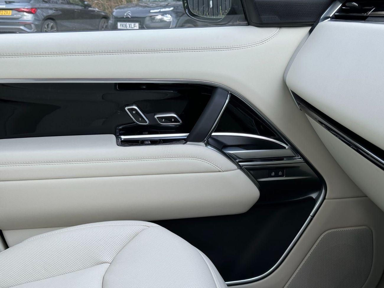 Land Rover Range Rover Range Rover HSE D300 SWB RIGHT HAND DRIVE