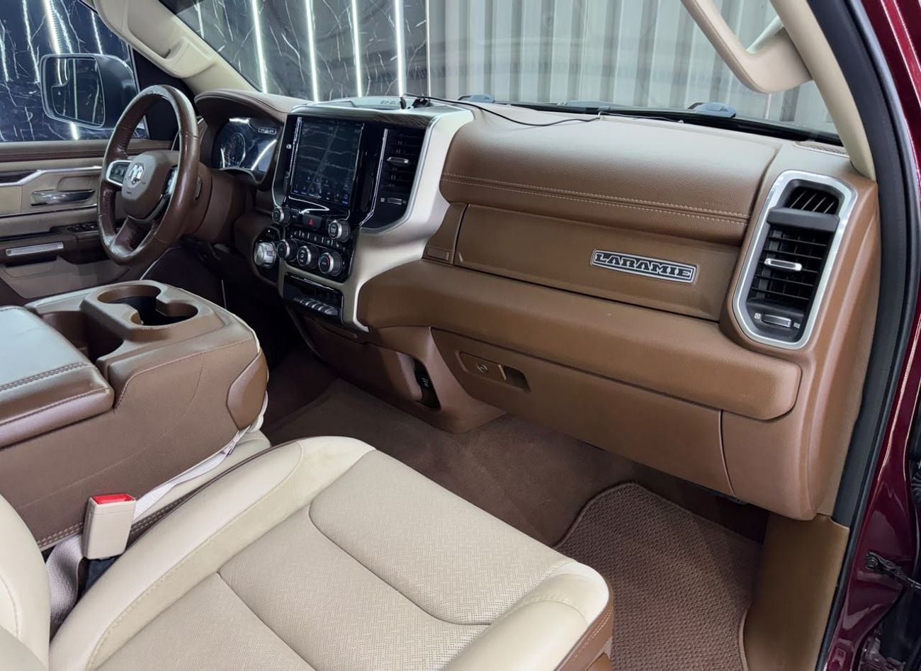 رام 1500 LARAMIE CREW 2020 RAM 1500 Laramie 5.7L HEMI V8 | 4x4 | GCC Ready | Luxury Pickup