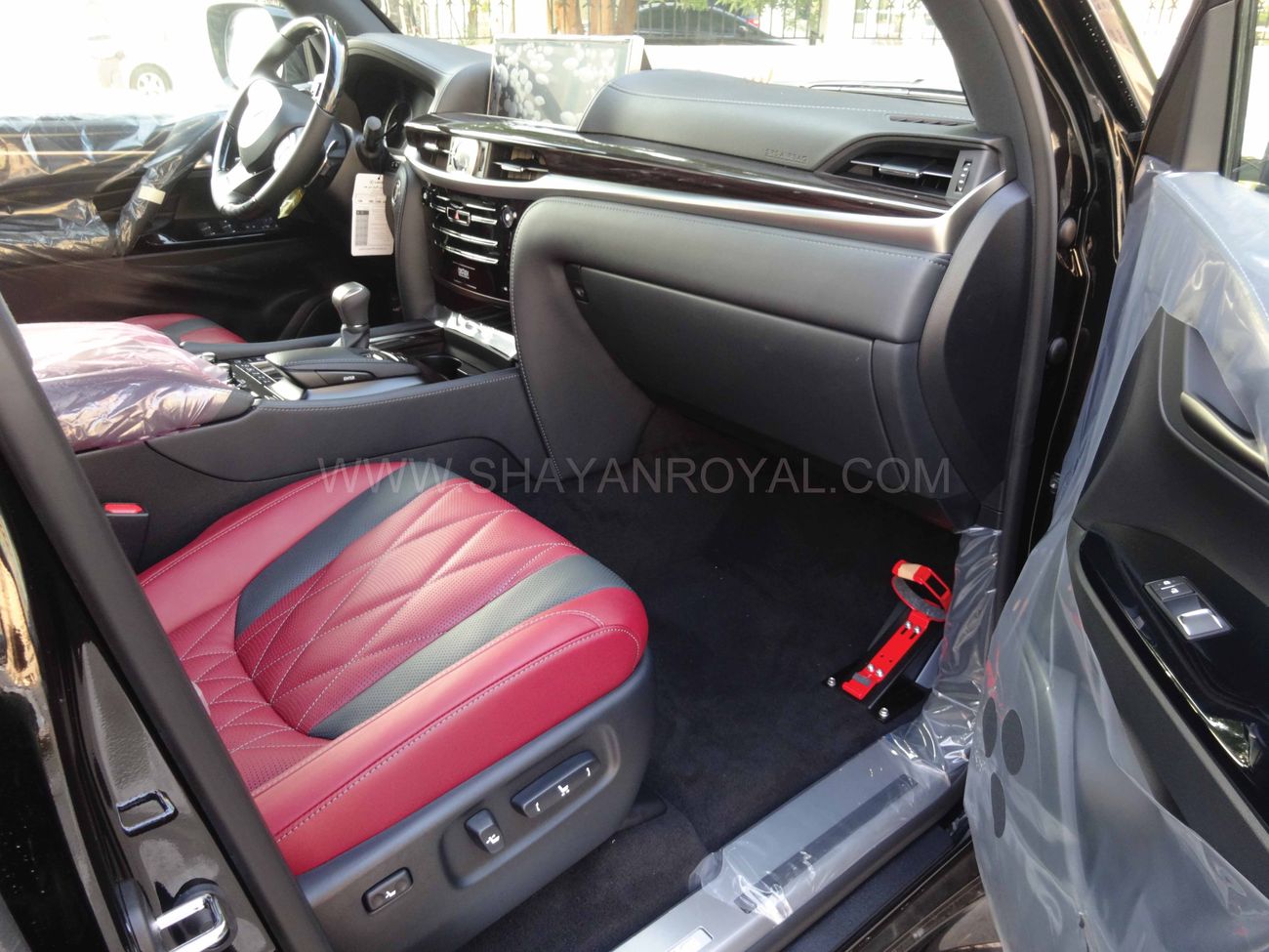 Lexus LX 570 BLACK EDITION " KURO " Full Option MY2020 ( NOT FOR SALE IN GCC COUNTRY )