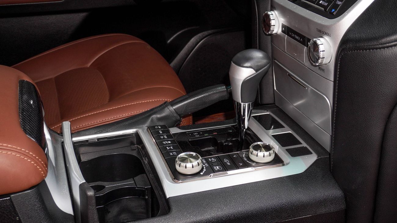 Toyota Land Cruiser VXR 5.7 L V8 with 2024 Body Kit