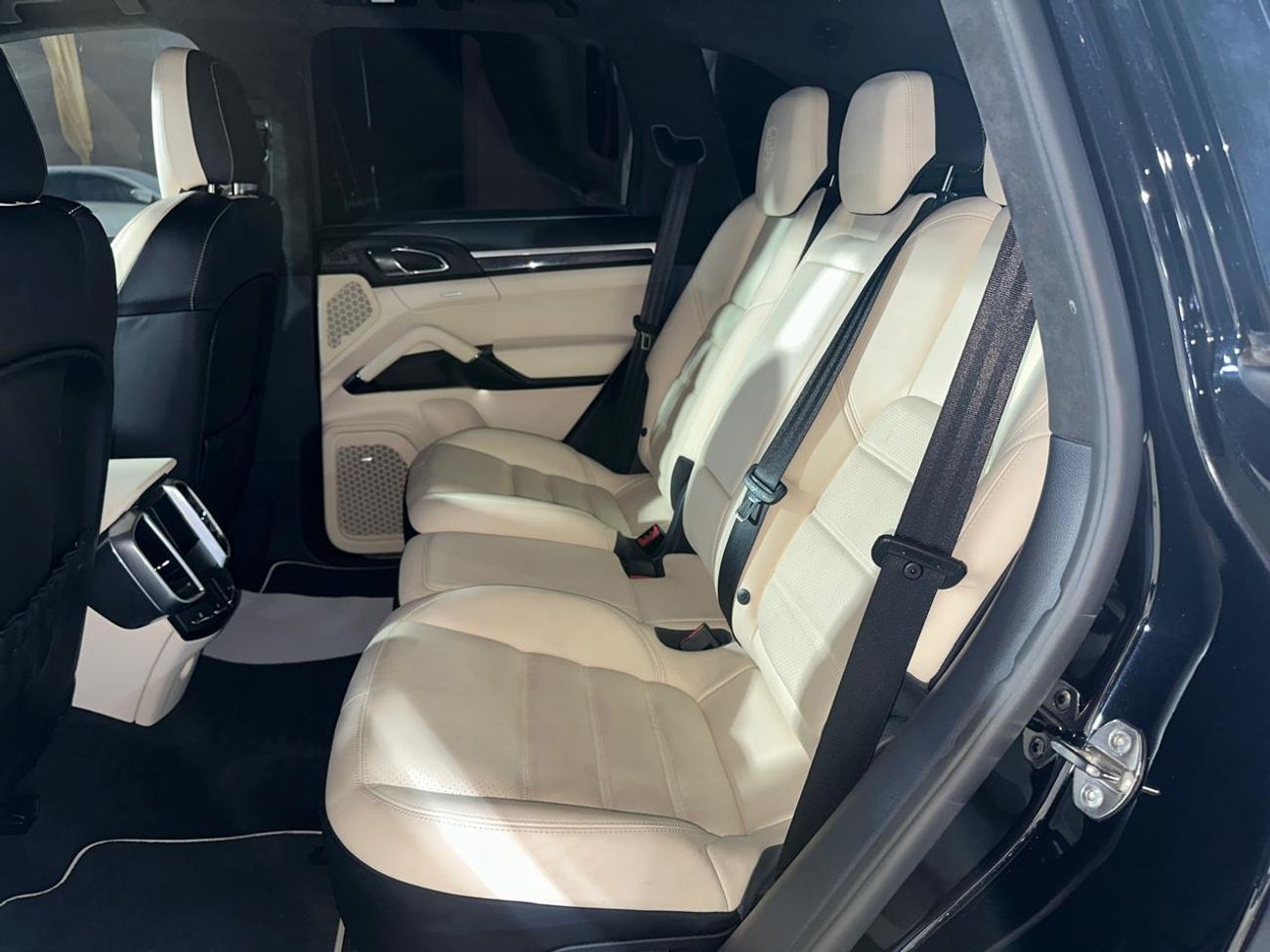 Porsche Cayenne Turbo S 4.8L (570 HP) 2016 | CARBON CERAMIC BRAKES (PCCB) | CARBON INTERIOR PACKAGE | SUNROOF