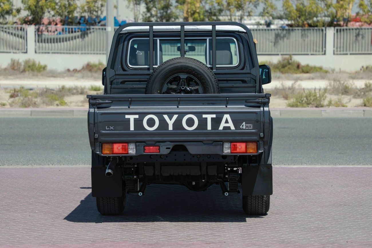 تويوتا لاند كروزر بيك آب 2025 TOYOTA LC79 LAND CRUISER PICK UP DOUBLE CAB 2.8 - GREY METTALIC inside BEIGE | Export Only